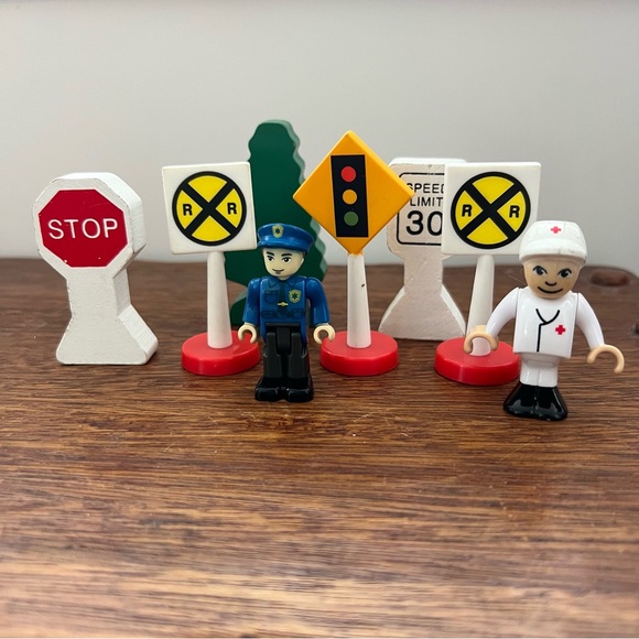 Thomas & Friends Railroad Highway Signs People - Picture 1 of 9